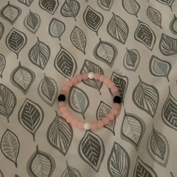 A pink and white and black bracelet - Picture 1 of 2